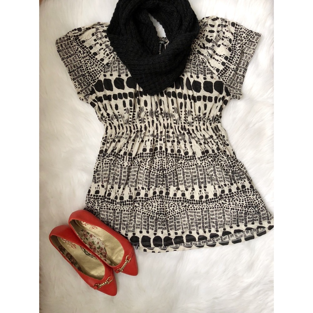 Daisy Fuentes cinch waist blouse